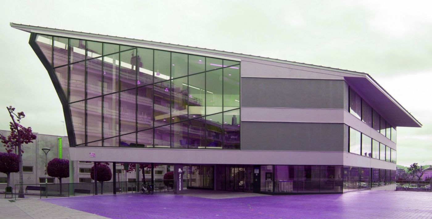 Imatge exterior de la façana de la biblioteca, amb un filtre de color lila